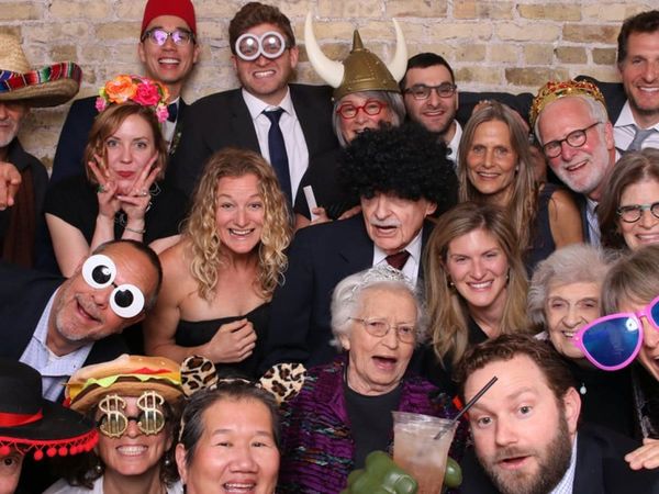 Hosté se baví ve fotobudce s rekvizitami