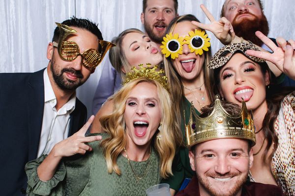 Kolegové na firemní akci ve fotobudce