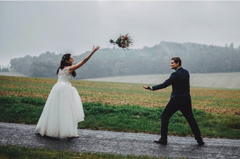 Svatební pár v dešti